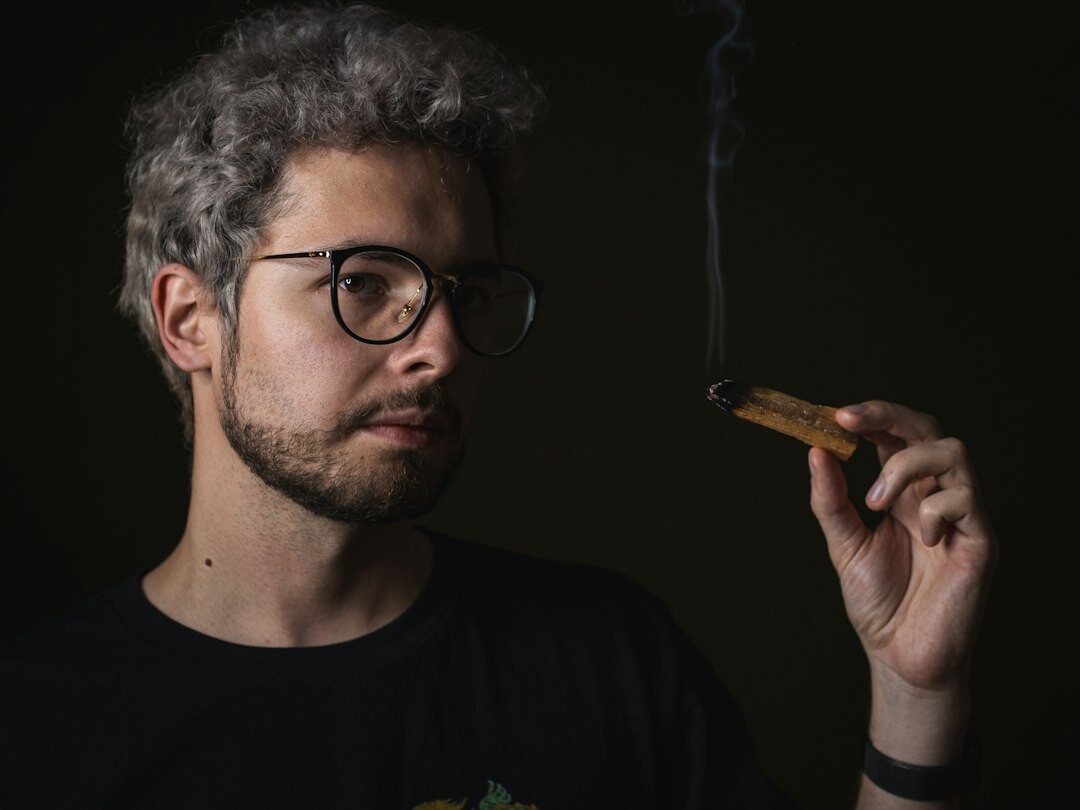 Studioporträt eines Mannes mit Brille und grauem Bart